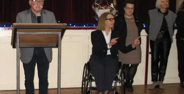 photo  christian lemasson et son conseil municipal à la rencontre de leurs administrés  &copy;  le maine libre 