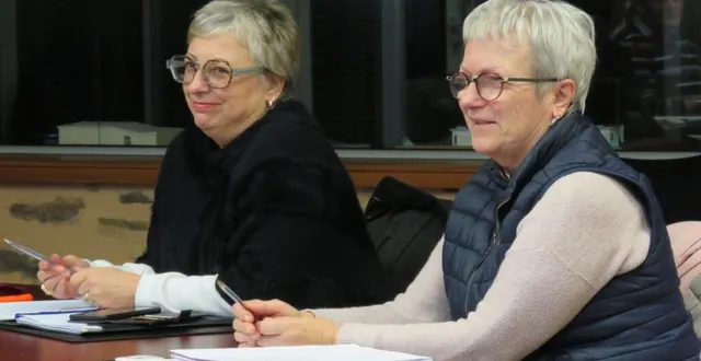 photo  catherine blanchet, 2e adjointe, et jacqueline brebion, conseillère déléguée, en réunion de conseil municipal le mardi 7 janvier.  &copy;  le maine libre 