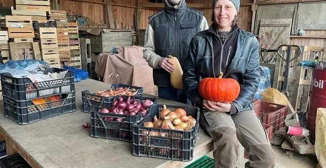 photo  jef et coralie pousset cultivent une quarantaine de variétés de légumes à la ferme des hameaux, à batilly, près d’argentan (orne).  &copy;  ouest-france 