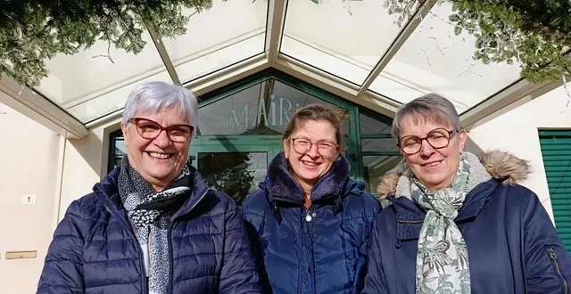 photo  micheline nay, sabine roger et régine renou habitantes engagées de solesmes (sarthe), s’apprête à parcourir la commune pour le recensement 2025.  &copy;  ouest-france 