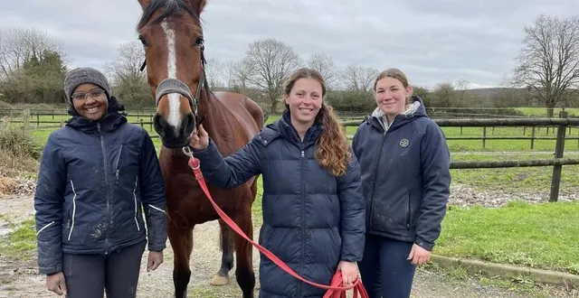 photo  victoria ribot (au centre), gairilys (à gauche), salariée, et manon (à droite), apprentie, donne un second souffle au domaine équestre les fleuriers à la ferté-bernard.  &copy;  le maine libre 