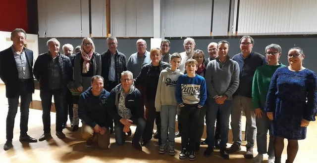 photo  lors de la cérémonie des vœux, jean-françois vaillant, maire délégué de thouarcé (6e en haut, de gauche à droite), et les élus ont accueilli les représentants d’associations.  &copy;  co 