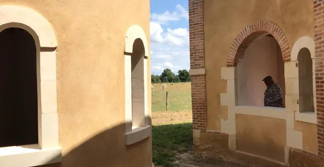 photo  à la jumenterie du lude, d’anciens boxes à chevaux forment un bâtiment en arc de cercle entourant la maison du valet. la fondation du patrimoine attribue début 2025 une dotation de 30 000 €.  &copy;  le maine libre 