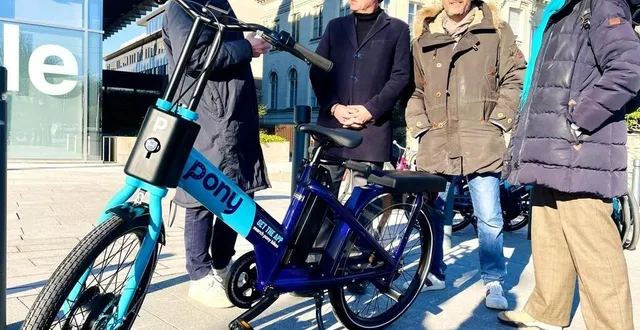 photo  de gauche à droite : paul-adrien cormerais, cofondateur de pony ; christophe béchu, maire d’angers ; jacques-olivier martin, adjoint à voirie, et corinne bouchoux, déléguée à la transition écologique. devant eux : le « double pony », enfin déployé à angers.  &copy;  ouest-france 