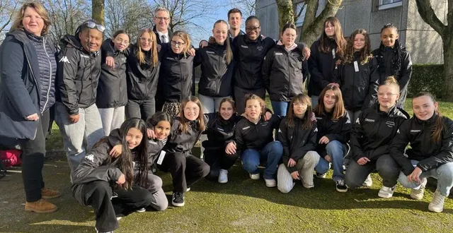 photo  lors de la remise des coupe-vent aux footballeuses du collège jean-rostand.  &copy;  ouest-france 
