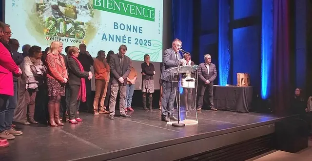 photo  hervé roncière et le conseil municipal ont présenté leurs vœux aux habitants.   &copy;  le maine libre 