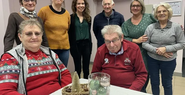 photo  les participants au groupe de parole et leurs proches, avec l’équipe d’entr’aidants 72, fin décembre 2024 au bailleul.  &copy;  le maine libre 
