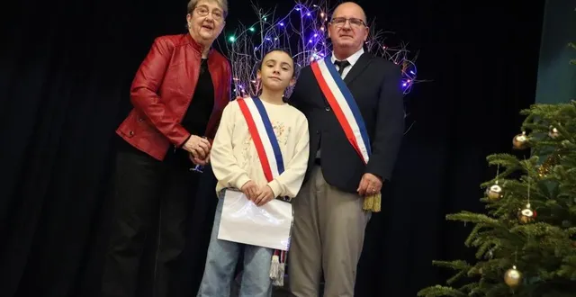 photo  christiane fumalle, première adjointe, et jean-françois zalesny, entourent léa noury, maire du conseil municipal jeune, à l’occasion de la cérémonie des vœux à précigné, samedi 4 janvier 2025.  &copy;  ouest-france 