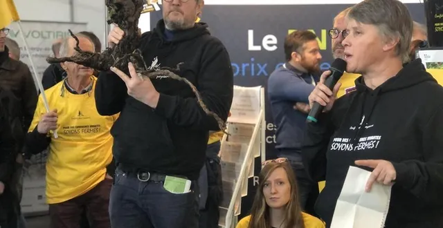 photo  à l’occasion de l’inauguration du sival à angers (maine-et-loire), le syndicat agricole a dénoncé une « liquidation massive des fermes viticoles ».  &copy;  ouest-france 