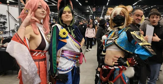 photo  cette année, le geek life festival organise un championnat de cosplay. le cosplay consiste à se vêtir comme des personnages de fiction, comme ces trois cosplayeuses inspirées par l’univers de « genshin impact ».  &copy;  archives ouest-france 