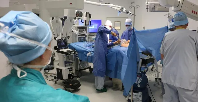 photo  lors d’une opération chirurgicale, mercredi 27 novembre 2024, au centre hospitalier du mans. cette année, l’activité d’hospitalisation de l’établissement a progressé de 5 %.  &copy;  ouest-france 