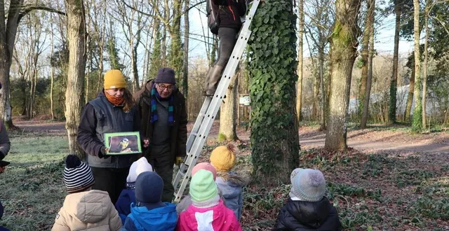 photo  éloïse vincenti, animatrice lpo, a présenté les oiseaux que l’on pouvait retrouver dans les nichoirs du parc du château de sablé-sur-sarthe.  &copy;  ouest-france 