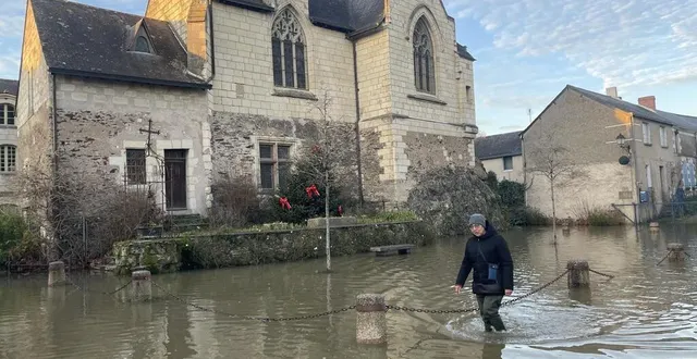 photo  une habitante traverse le bourg de béhuard, au centre d’une île complètement envahie par les eaux de la loire, ce mardi après-midi.  &copy;  ouest-france 
