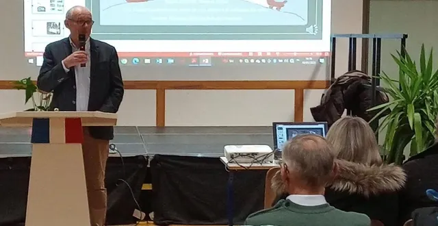 photo  deuxième adjoint chargé de la communication, dominique charles a présenté un diaporama de 2024 avant la prise de parole du maire.  &copy;  ouest-france 