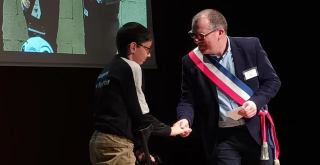 photo  tristan octau banatre a été salué par le maire délégué mickaël billot pour ses prouesses, lors de la cérémonie des vœux.  &copy;  ouest-france 