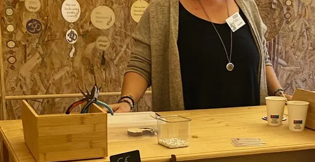 photo  parmi les exposants, petite plume bohème, créatrice d’objets en bois.  &copy;  dr 