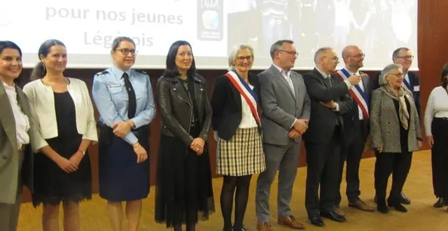 photo  tous réunis autour d’annie-claude besson maire déléguée de saint-jean-de-linières. à sa droite, florence dabin présidente du département. à sa gauche, roland marion conseiller général, philippe chopin préfet de maine-et-loire et franck poquin, maire ceint de l’écharpe tricolore, nicole dupré chirat députée.  &copy;  co 