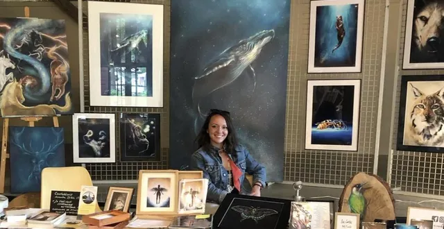 photo  constance schroeder, artiste peintre autodidacte, présente des œuvres sur bois brut où l’animal est au cœur de l’intimité de l’homme. « c’est une quête pour chaque toile de transmettre une magie, d’ouvrir un chemin de beauté et d’émotions », dit-elle.  &copy;  co 