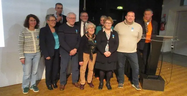 photo  samedi dernier, lors de la cérémonie des vœux, cinq bénévoles ont été mis à l’honneur : élisabeth roman ros (don du sang), vivianegerbouin (les randonipèdes et bécon solidarité), bernard strzelecki (bécon échange amitiés), nicolas poirier et carole marivint (obva/école de football). chacun a reçu la médaille de la jeunesse, des sports et de l’engagement associatif, remise par les élus présents.  &copy;  co 
