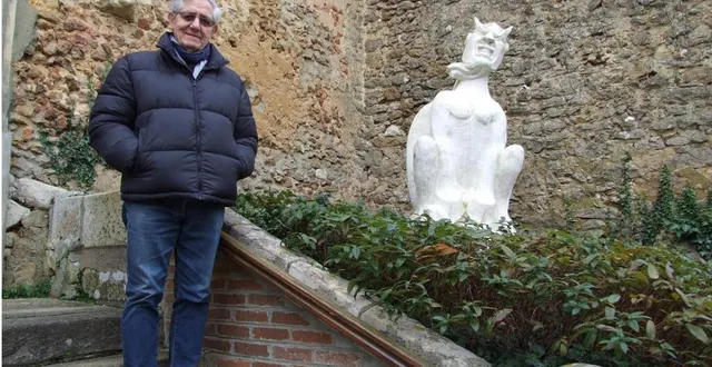 photo  le président andré chambrier, à côté d’une des statues ornant la ville.  &copy;  ouest-france 
