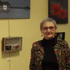 photo  françoise tilly présentant son exposition. 