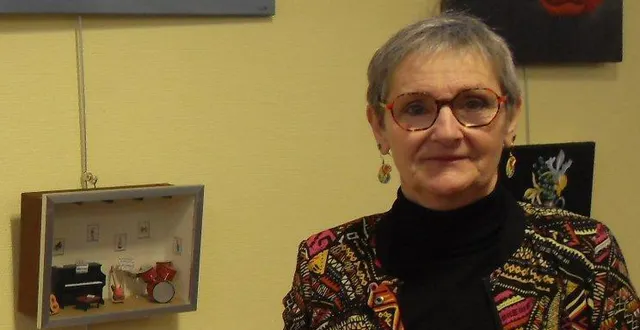 photo  françoise tilly présentant son exposition.  &copy;  le maine libre 