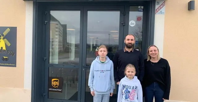 photo  françois coiffé, sa conjointe alicia, et leurs enfants matthis et louna.  &copy;  le maine libre 