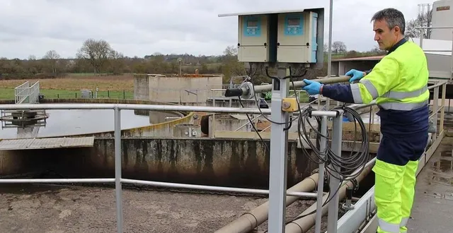 photo  l’agent réalise des opérations de maintenance et d’analyse.  &copy;  communauté de communes du val de sarthe. 