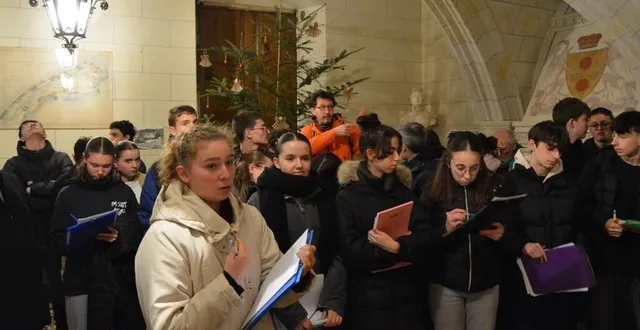 photo  les lycéens dans la salle des gardes, au château de courtanvaux, à bessé-sur-braye (sarthe) où sont remisés les quatre bustes.  &copy;  ouest-france 