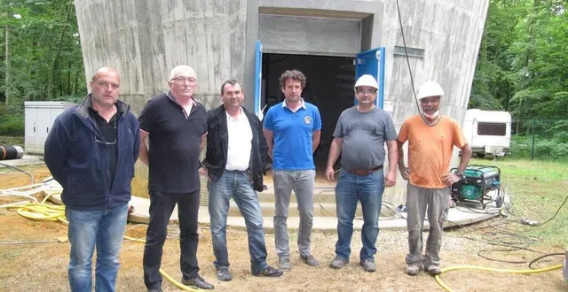 photo  présidé par yves rigouin (deuxième à gauche), le syndicat d’eau de la vallée de l’orne tient à rester indépendant.  &copy;  archives ouest-france 