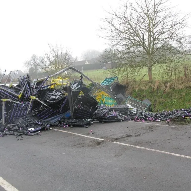 photo une collision entre un poids lourd et une voiture s’est produite dans la matinée du mercredi 15 janvier 2025, à bonnétable, dans la sarthe. les pompiers déplorent un blessé grave.  ©  ouest-france