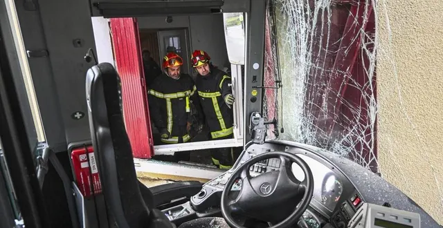 photo  ce mercredi 15 janvier 2025, un car scolaire a percuté le mur d’une maison à saint-cosme-en-vairais.  &copy;  le maine libre - denis lambert 