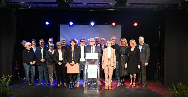 photo  l’équipe municipale de l’aigle à la cérémonie des vœux du maire philippe van hoorne, entourée de la sous-préfète sandy lecoq-espallargas, et de véronique louwagie ministre déléguée de l’artisanat, du commerce, des pme et de l’économie sociale et solidaire.  &copy;  ouest-france 