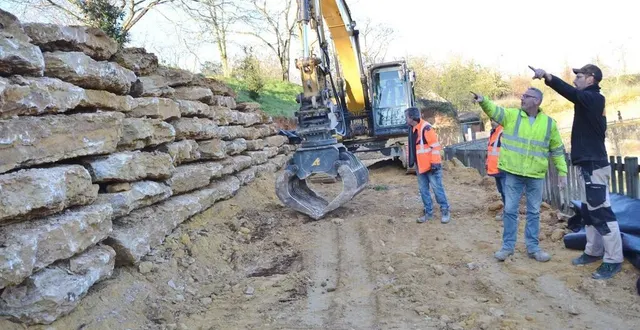 photo  bioparc de doué-la-fontaine, mardi 14 janvier. de nouveaux blocs de pierre sont installés dans la vallée des rhinocéros. ils supporteront à terme une grande pergola.  &copy;  co 