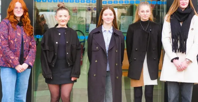 photo  de gauche à droite, les jeunes candidates à miss vibraye sont coline, agathe, léa, célia et zoé, et elles se préparent au défilé samedi 18 janvier 2025, à vibraye (sarthe).  &copy;  ouest-france 