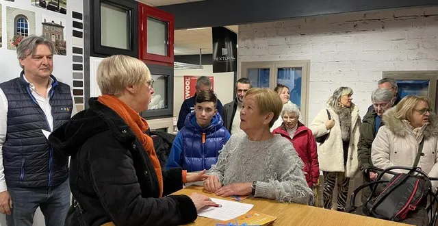 photo  les sportifs locaux, acteurs du jeu de piste de la fédération des commerçants, comme enzo caligny au centre, ont remis leur prix aux gagnants.  &copy;  ouest-france 
