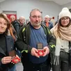 photo sabine buffet et frédéric huet, médaillés pour leur courage, en compagnie d'une habitante évacuée de l’immeuble touché par l’incendie en septembre 2024 dans le bourg de juigné-sur-sarthe.