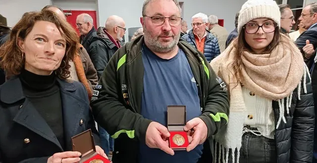 photo  sabine buffet et frédéric huet, médaillés pour leur courage, en compagnie d'une habitante évacuée de l’immeuble touché par l’incendie en septembre 2024 dans le bourg de juigné-sur-sarthe.  &copy;  ouest-france 