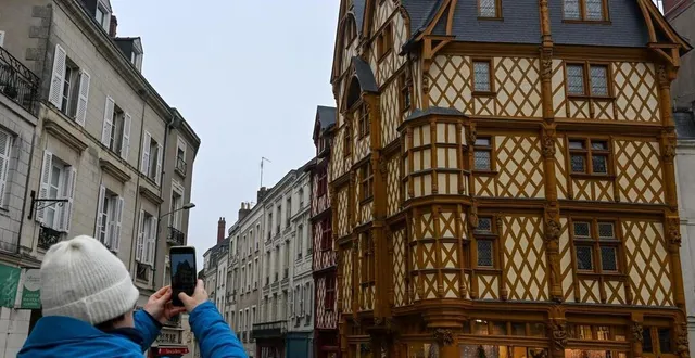 photo  angers, place sainte-croix, 15 janvier 2025. après deux ans de chantier, la vision de la plus célèbre des maisons à pan de bois encore debout dans la ville n’est plus gâchée par la présence d’un échafaudage.  &copy;  co – laurent combet 