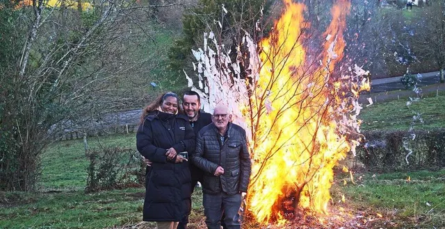 photo  sabrina rugard, la conceptrice de la crèche ; stéphane avenel, le président ; jacques besnard, le vice président ont mis le feu à tous les souhaits qui se sont envolés.  &copy;  ouest-france 