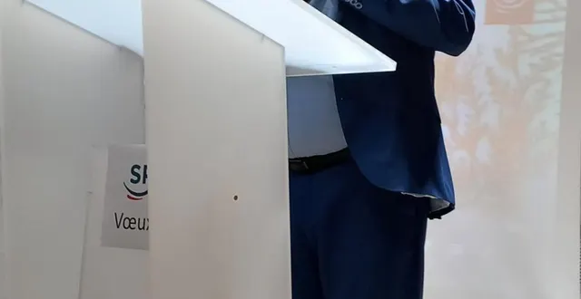 photo  le maire jean-yves avignon détaille les projets 2025, lors des vœux à la population.  &copy;  ouest-france 