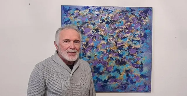 photo  dominique chauvin devant une de ses œuvres.  &copy;  ouest-france 