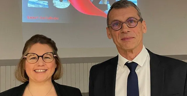 photo  claire massot, ici avec yvan goulette, maire, est la nouvelle directrice générale des services de la mairie.  &copy;  ouest-france 