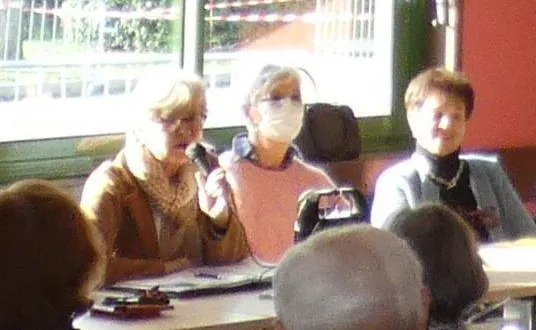 photo  dany cerru (au micro), la présidente, a présenté les sorties à venir lors de la réunion de l’accueil.  &copy;  ouest-france 