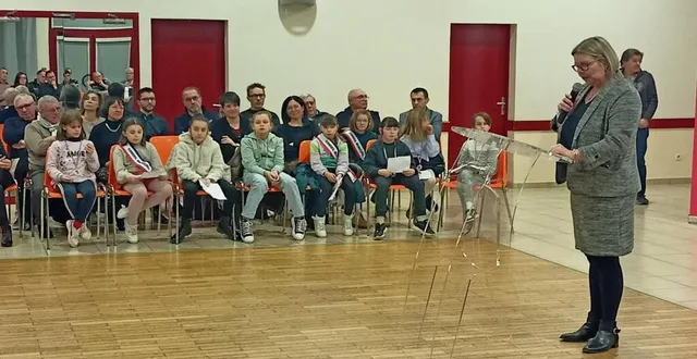 photo  karine mullet, maire, devant les habitants et le conseil des jeunes.  &copy;  ouest-france 