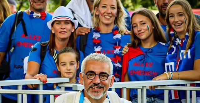 photo  emeric martin (au premier plan) entouré par sa femme, leurs trois enfants et plusieurs amis, aux jeux de paris 2024.  &copy;  apitek.img vincent chene 