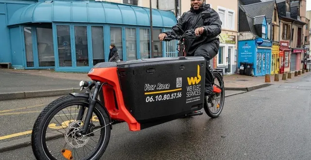 photo  wilfried bessanvi, électricien au mans, compte se déplacer à vélo pour effectuer certaines interventions.  &copy;  le maine libre – xavier sarrat 
