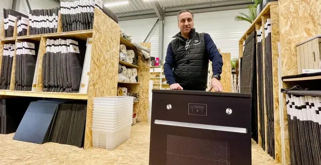 photo  alexandre soulié, 52 ans, le patron de fbo france, dans son local de saint-barthélemy-d’anjou. devant lui, un four factice qui fait partie d’une cuisine, tout aussi factice, pour compléter la déco d’appartements témoins.  &copy;  ouest-france 