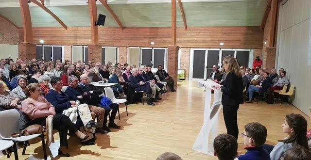 photo  marie-laure pléver, maire de bonnétable, a présenté ses vœux devant de nombreux bonnétabliens, annonçant l’arrivée d’une nouvelle médecin et des projets ambitieux pour 2025.  &copy;  le maine libre 