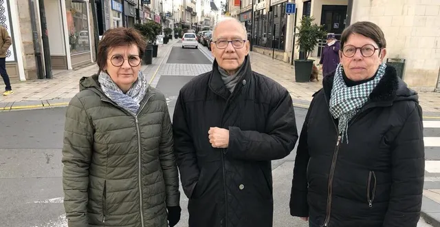 photo  sylviane delhommeau (à droite), ici en compagnie de jean munsch et de christine fresneau, trois des cinq élus de l’opposition qui siègent au conseil municipal de la flèche.  &copy;  le maine libre 